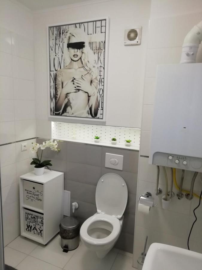 Salvus Apartman Appartamento Eger Esterno foto