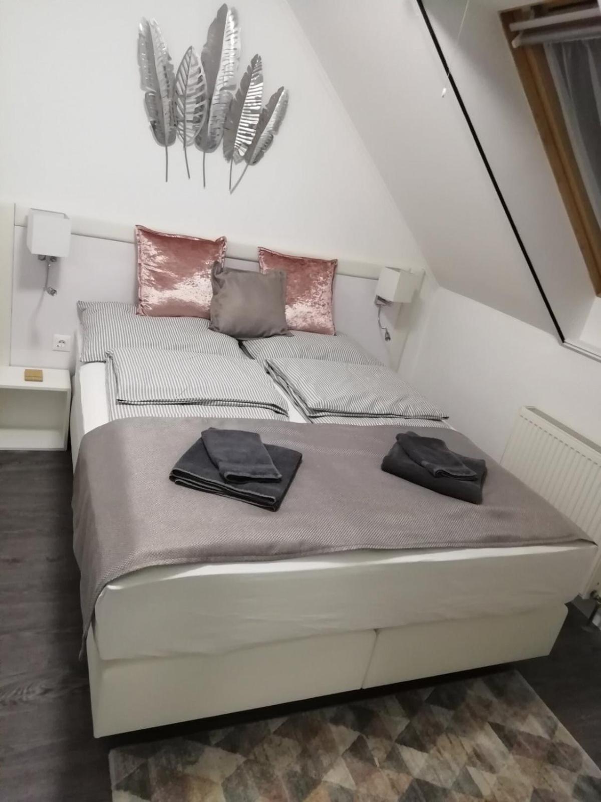 Salvus Apartman Appartamento Eger Esterno foto