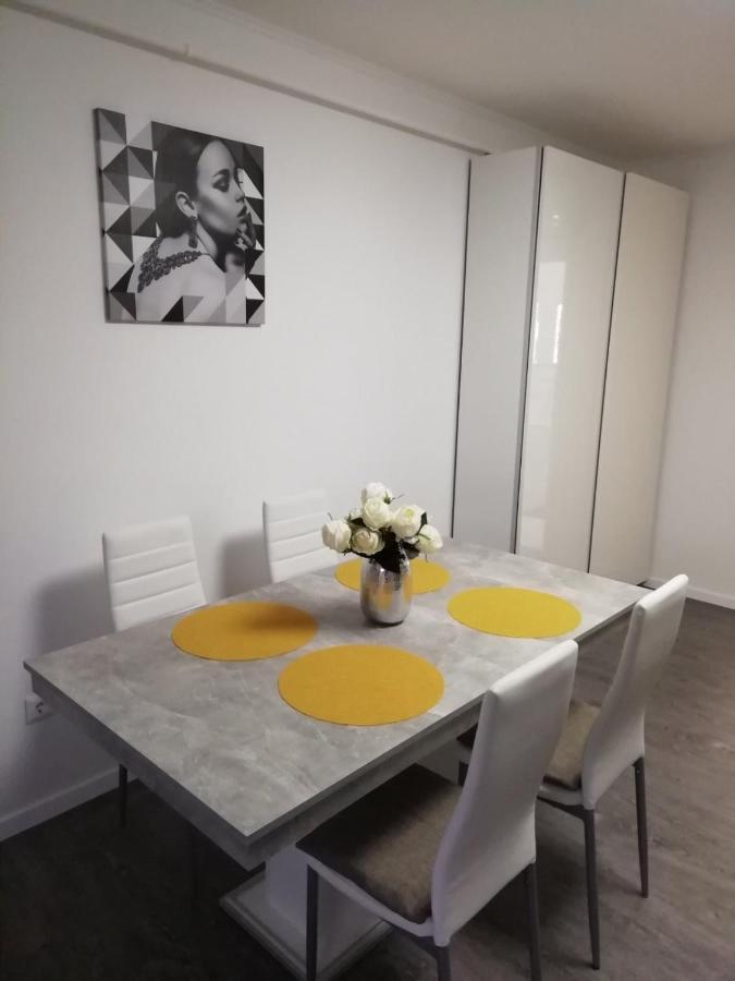 Salvus Apartman Appartamento Eger Esterno foto