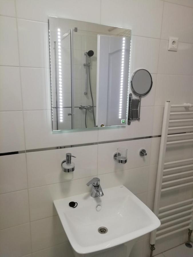 Salvus Apartman Appartamento Eger Esterno foto